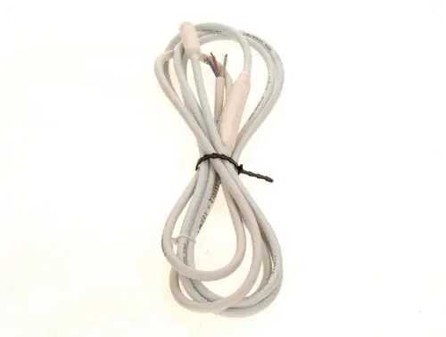 Kabel mit drei Leitungen, in hellem Grau, sauber aufgerollt und mit einem Kabelbinder fixiert. Möglicherweise von Bosch, geeignet für Heizungen oder ähnliche Anwendungen.